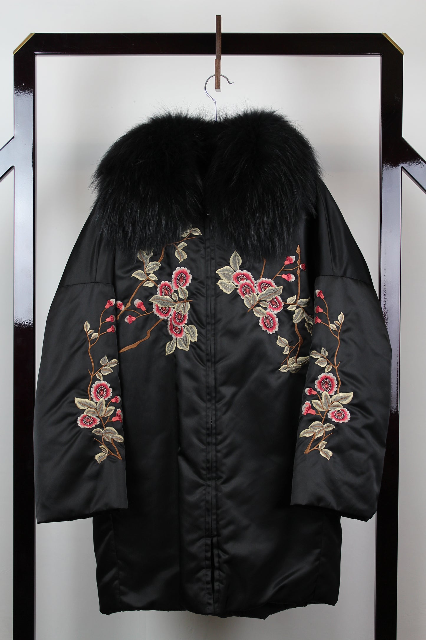 P.A.R.O.S.H. Piumino nero con fiori ricamati e collo pelliccia - Tg. 40 - lesleyluxuryvintage