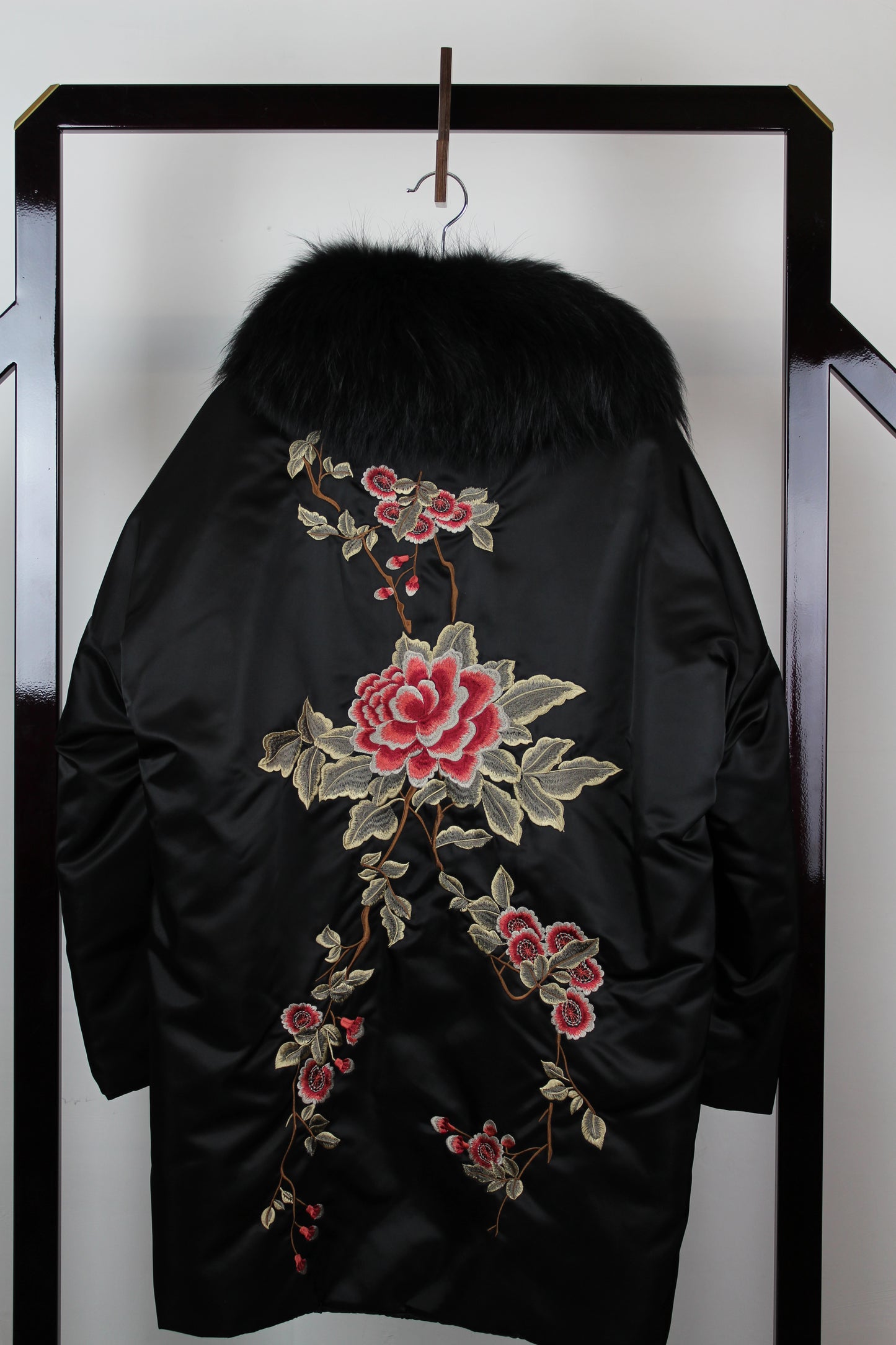 P.A.R.O.S.H. Piumino nero con fiori ricamati e collo pelliccia - Tg. 40 - lesleyluxuryvintage