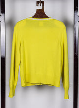 Carica l&#39;immagine nel visualizzatore di Gallery, Chanel Cardigan in cashmere giallo profilato bianco - Tg. 44
