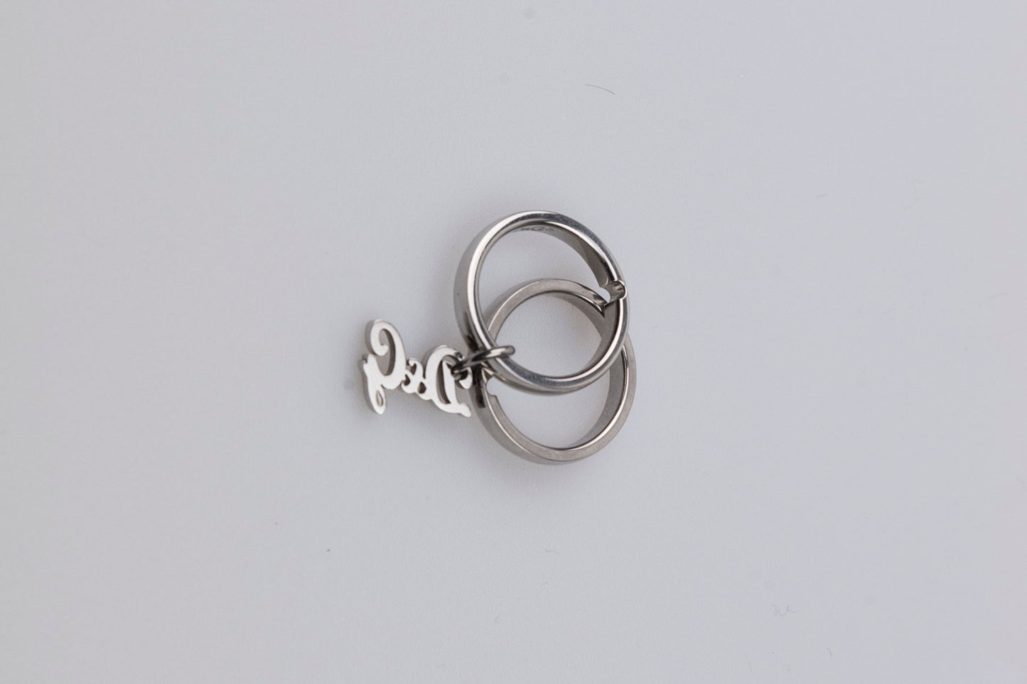 Dolce & Gabbana Anello doppio in argento con charm D&G