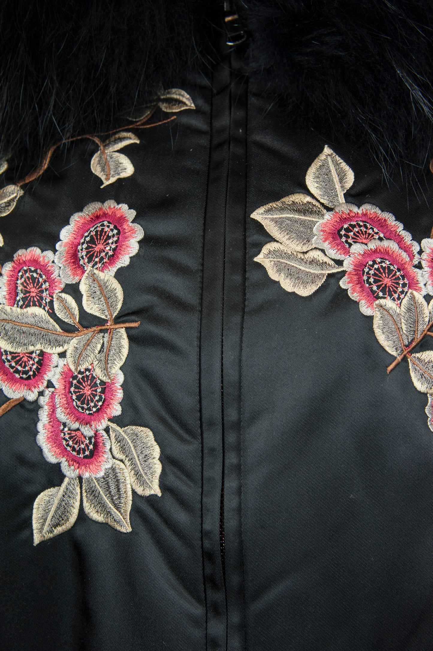 P.A.R.O.S.H. Piumino nero con fiori ricamati e collo pelliccia - Tg. 40 - lesleyluxuryvintage