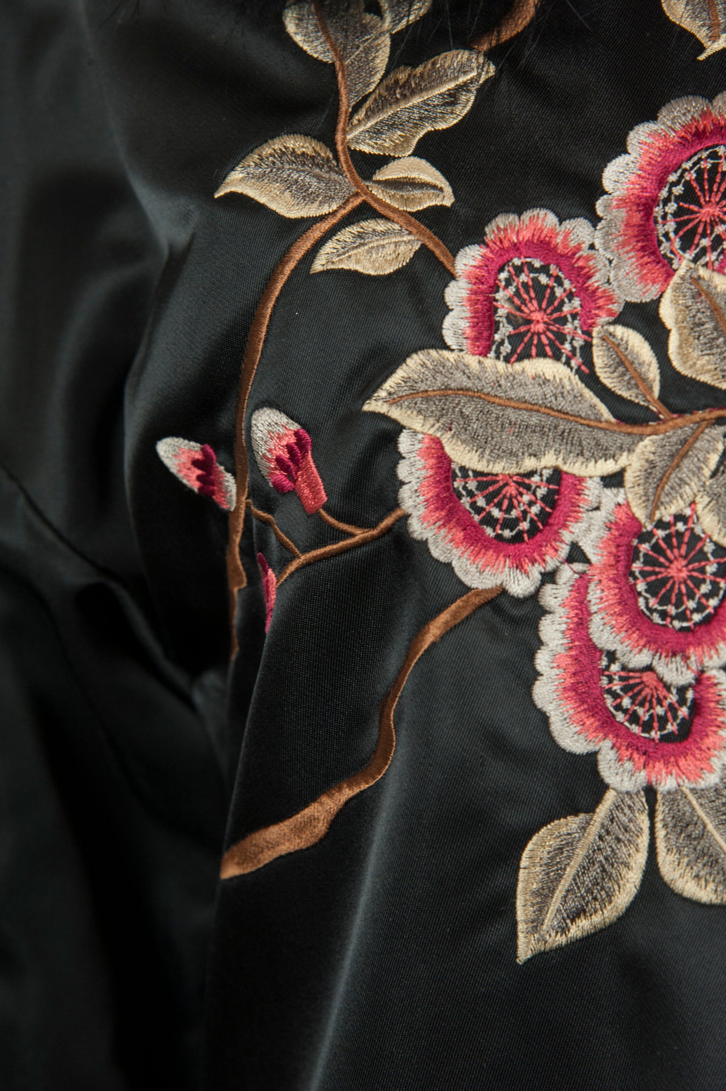 P.A.R.O.S.H. Piumino nero con fiori ricamati e collo pelliccia - Tg. 40 - lesleyluxuryvintage