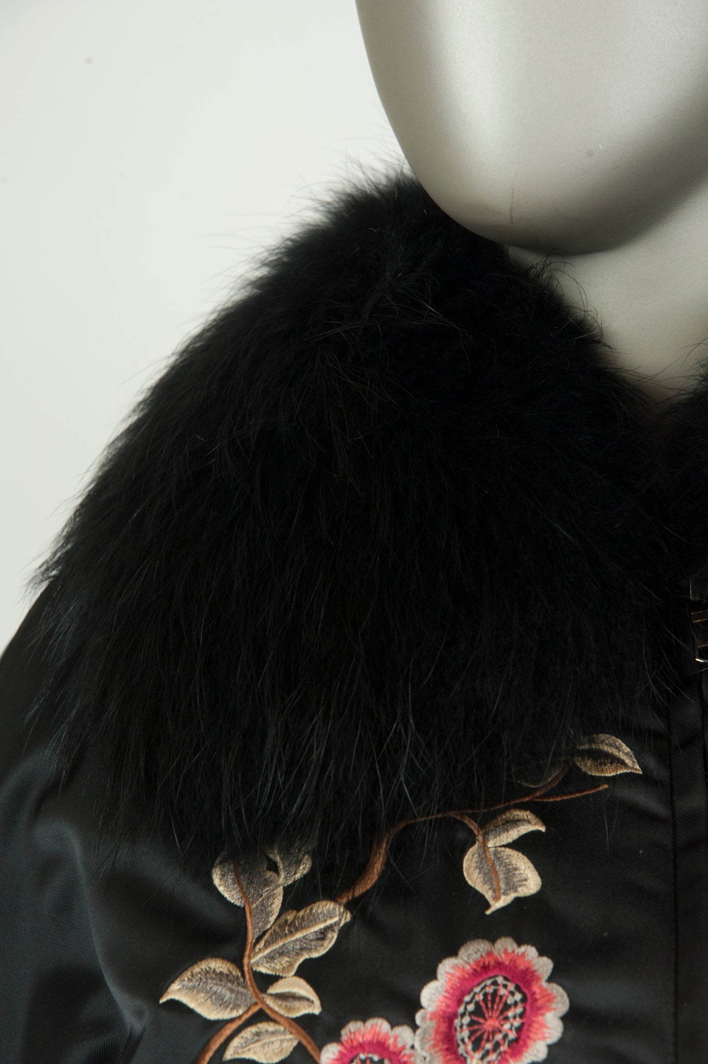 P.A.R.O.S.H. Piumino nero con fiori ricamati e collo pelliccia - Tg. 40 - lesleyluxuryvintage