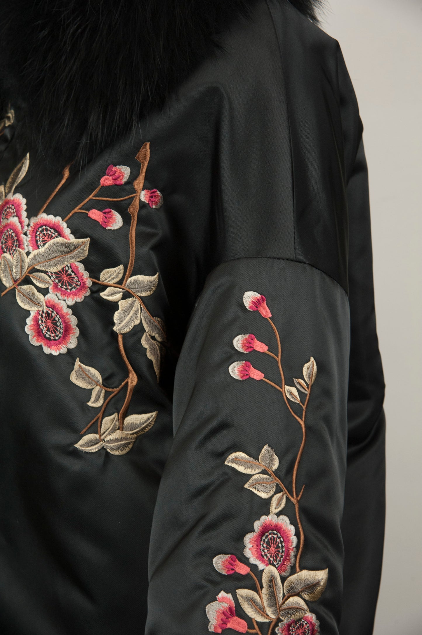 P.A.R.O.S.H. Piumino nero con fiori ricamati e collo pelliccia - Tg. 40 - lesleyluxuryvintage