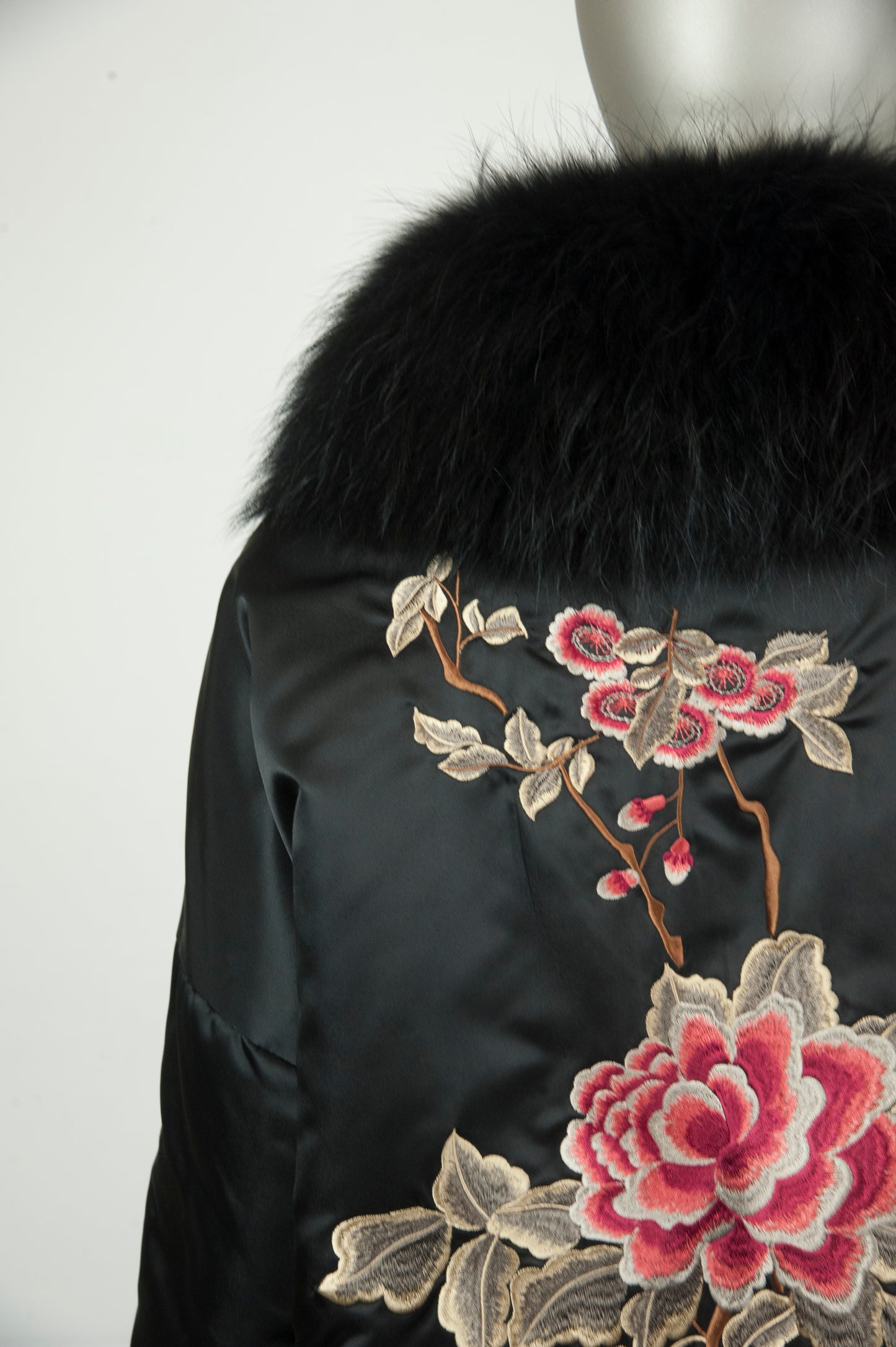 P.A.R.O.S.H. Piumino nero con fiori ricamati e collo pelliccia - Tg. 40 - lesleyluxuryvintage