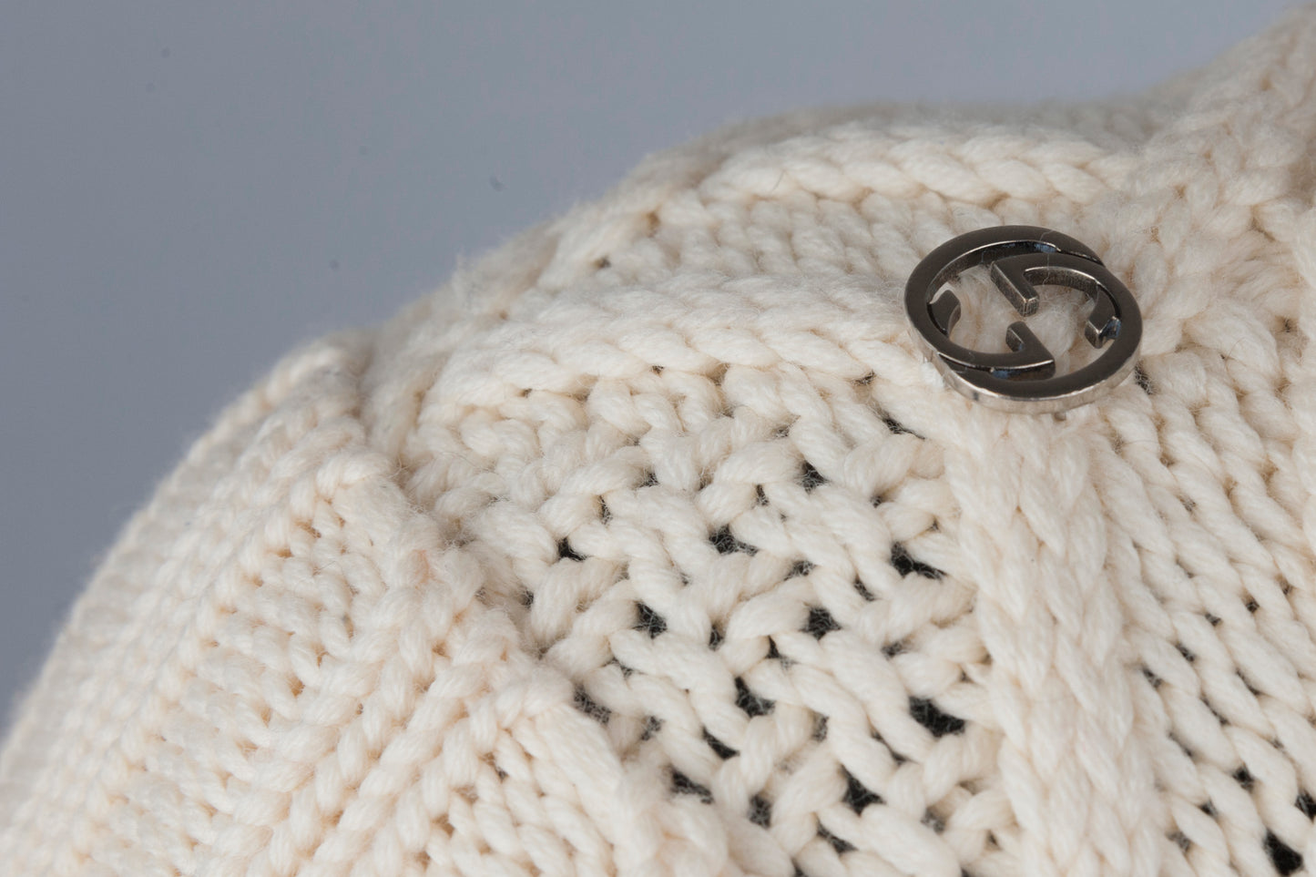 Gucci Cappello in maglia lana color panna con logo argento - lesleyluxuryvintage