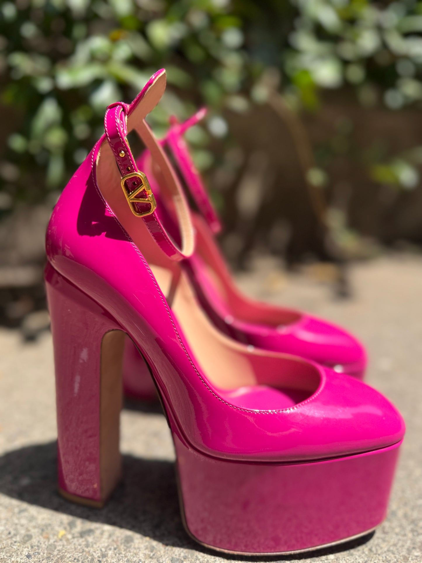 Valentino pump platform tan-go fucsia