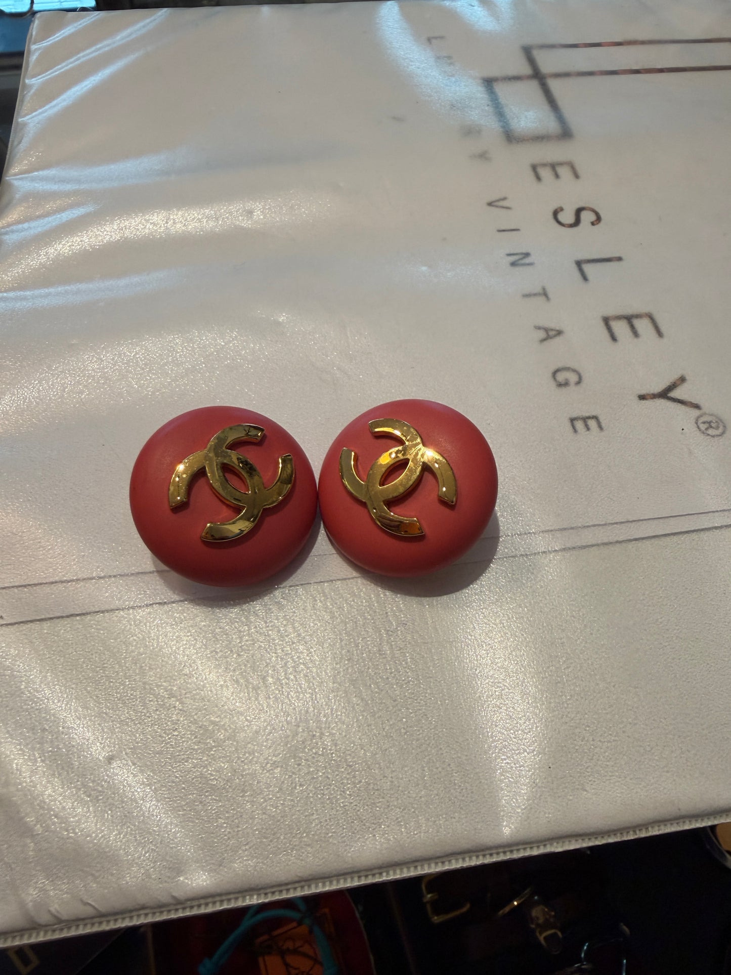 Chanel orecchini rosa tondi -  lesleyluxuryvintage