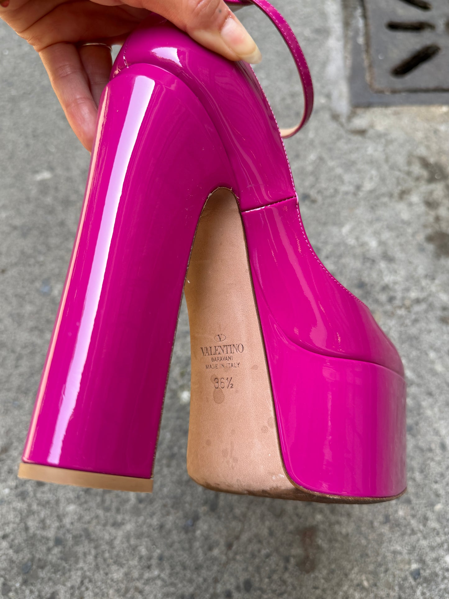 Valentino pump platform tan-go fucsia