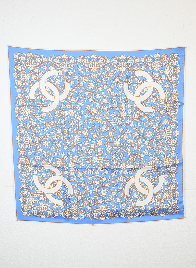 Chanel Foulard celeste con fiori -  lesleyluxuryvintage