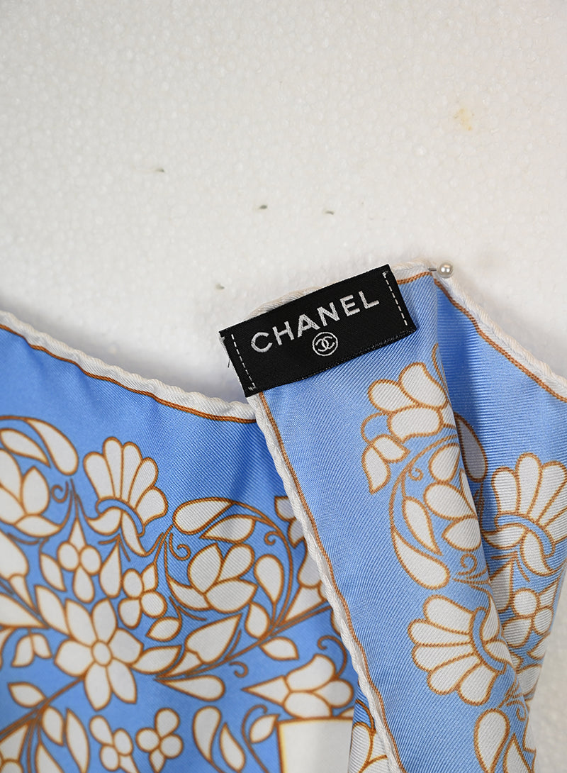 Chanel Foulard celeste con fiori -  lesleyluxuryvintage