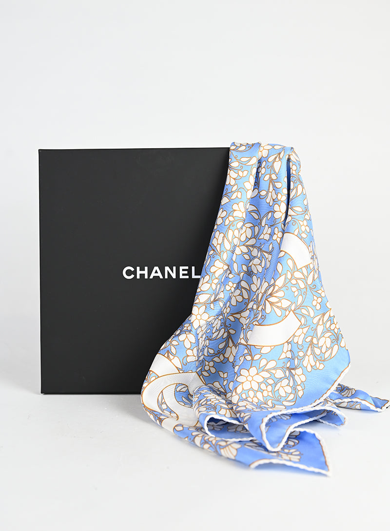 Chanel Foulard celeste con fiori -  lesleyluxuryvintage