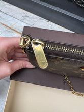 Load image into Gallery viewer, Louis Vuitton Eva bag
