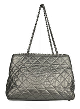 Carica l&#39;immagine nel visualizzatore di Gallery, Chanel Borsa a spalla Quilted in pelle argento
