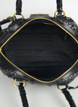 Carica l&#39;immagine nel visualizzatore di Gallery, Prada Borsa a bauletto in pelle nera intrecciata
