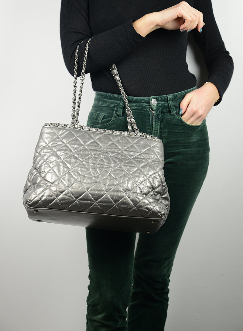 Chanel Borsa a spalla Quilted in pelle argento