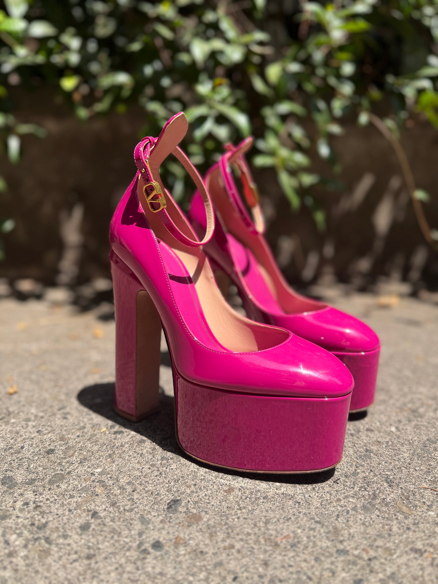 Valentino pump platform tan-go fucsia