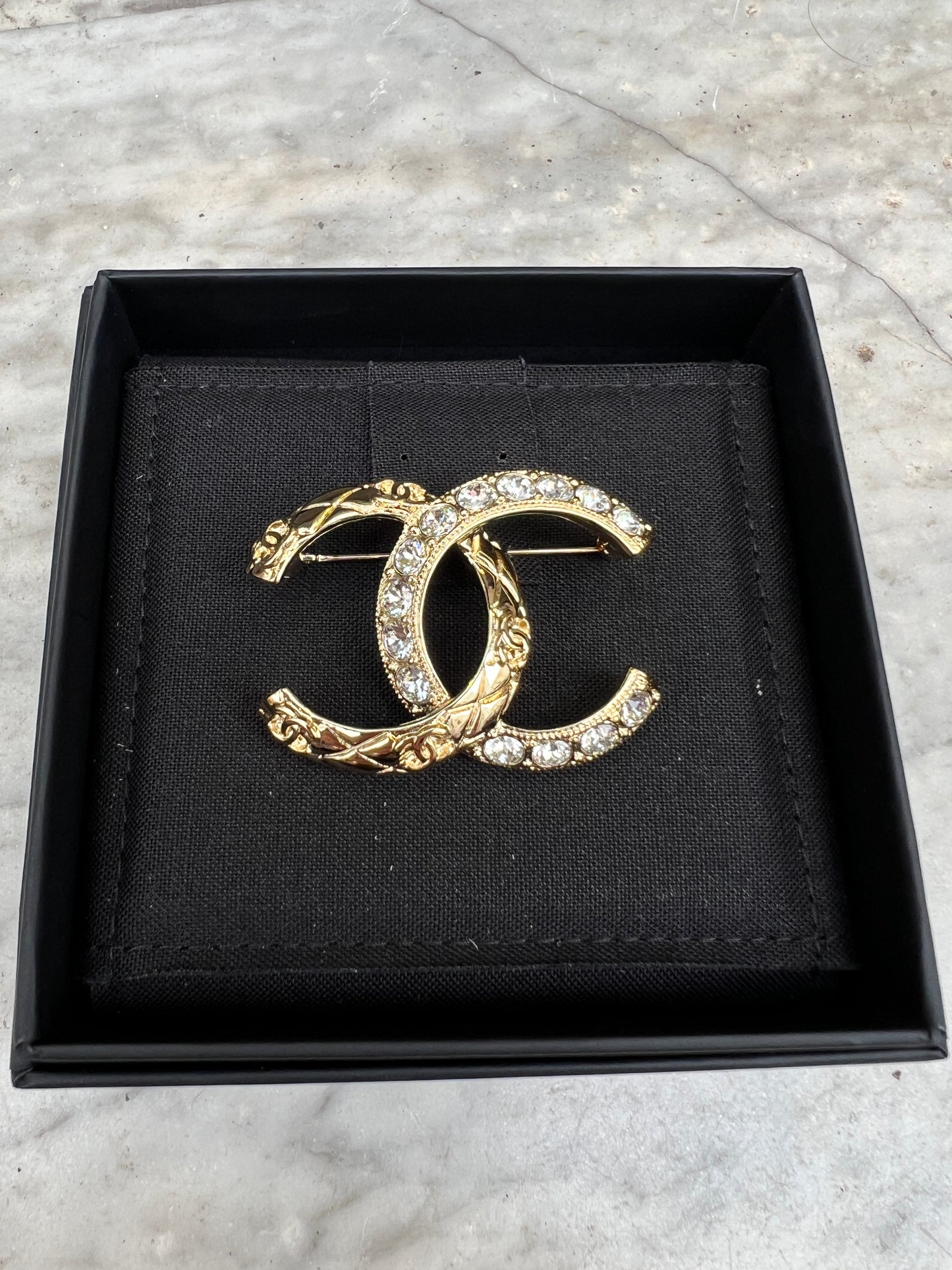 Chanel spilla CC strass