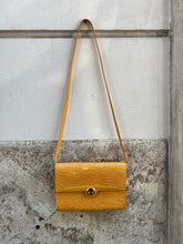 Carica l&#39;immagine nel visualizzatore di Gallery, Louis Vuitton tracollina gialla Epi
