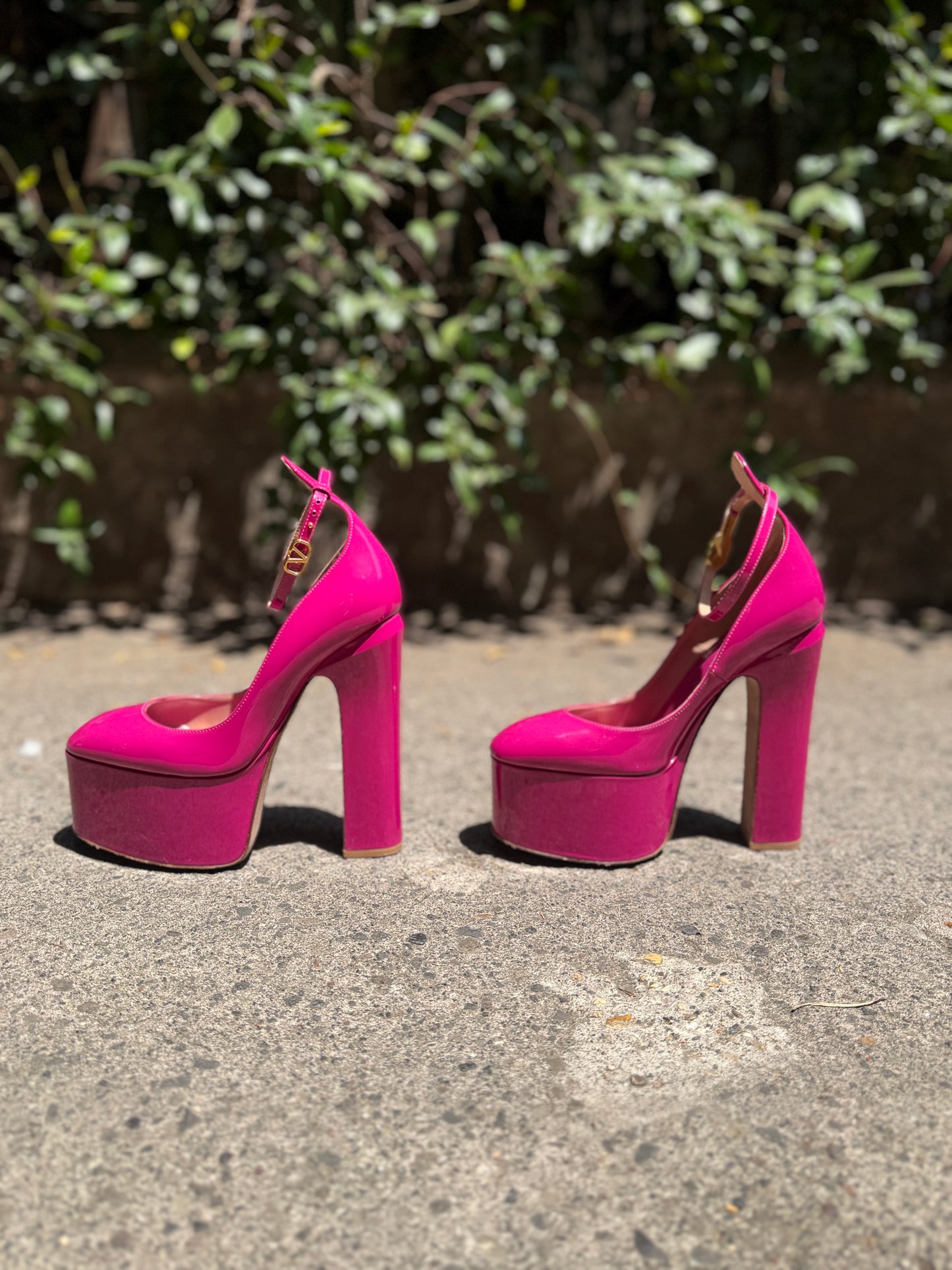 Valentino pump platform tan-go fucsia
