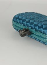 Carica l&#39;immagine nel visualizzatore di Gallery, Bottega Veneta Pochette Knot in raso blu petrolio
