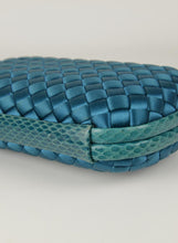 Carica l&#39;immagine nel visualizzatore di Gallery, Bottega Veneta Pochette Knot in raso blu petrolio
