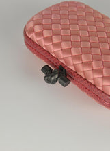 Load image into Gallery viewer, Bottega Veneta Pochette Knot in raso rosa
