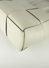 Load image into Gallery viewer, Bottega Veneta Borsa Tote Arco in pelle bianca
