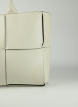 Load image into Gallery viewer, Bottega Veneta Borsa Tote Arco in pelle bianca
