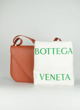 Load image into Gallery viewer, Bottega Veneta Borsa Envelope Mount in pelle arancio
