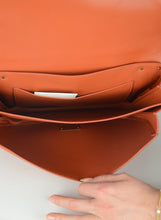 Carica l&#39;immagine nel visualizzatore di Gallery, Bottega Veneta Borsa Envelope Mount in pelle arancio
