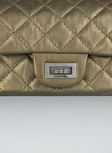 Load image into Gallery viewer, Chanel Borsina 2.55 Reissue in pelle mordorée
