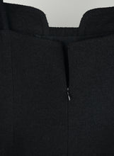 Load image into Gallery viewer, Chanel Abito tubino in tessuto bouclé nero - Tg. 48
