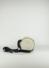 Carica l&#39;immagine nel visualizzatore di Gallery, Chanel Porta borraccia in nylon bianco
