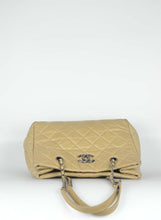 Carica l&#39;immagine nel visualizzatore di Gallery, Chanel Shopper in pelle Matelassé beige
