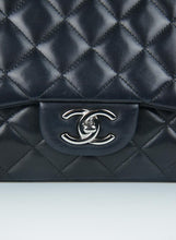 Carica l&#39;immagine nel visualizzatore di Gallery, Chanel Borsa Jumbo in pelle blu notte
