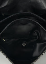 Carica l&#39;immagine nel visualizzatore di Gallery, Chanel Borsa a tracolla in lana nera
