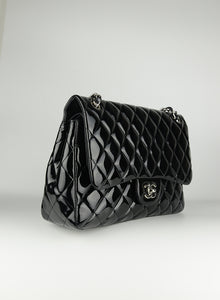 Chanel Jumbo bag in black vernis
