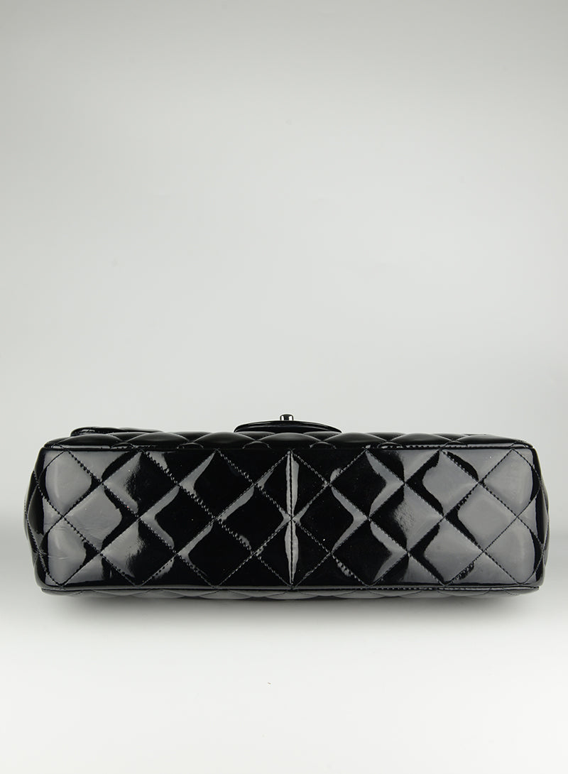 Chanel Jumbo bag in black vernis