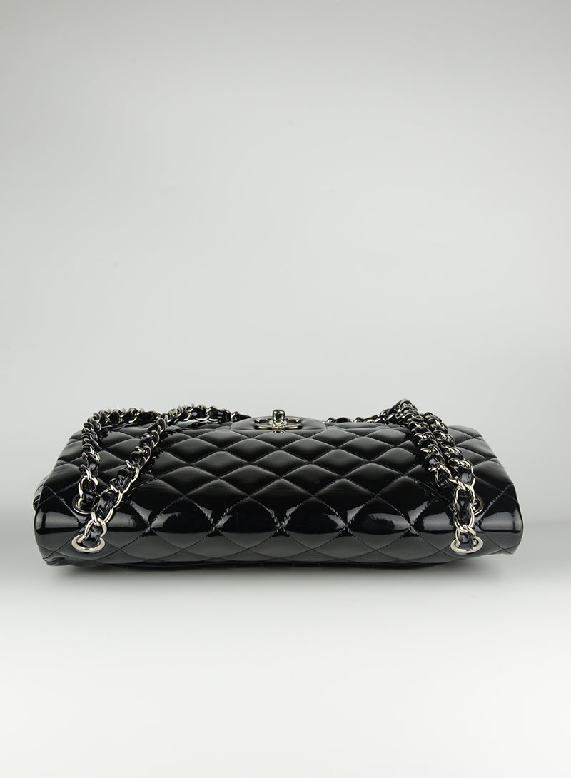 Chanel Jumbo bag in black vernis