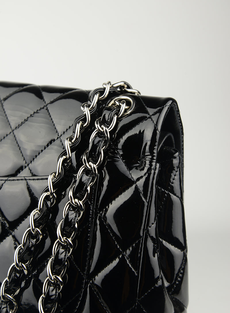 Chanel Jumbo bag in black vernis