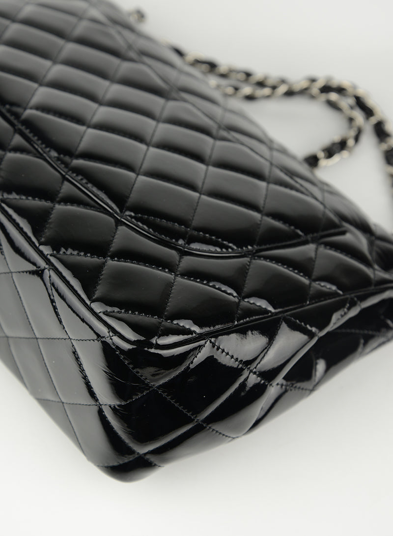 Chanel Jumbo bag in black vernis