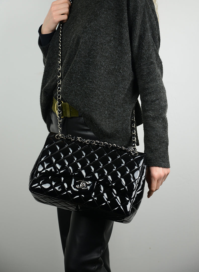 Chanel Jumbo bag in black vernis