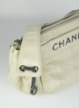 Carica l&#39;immagine nel visualizzatore di Gallery, Chanel Borsa a spalla in pelle panna
