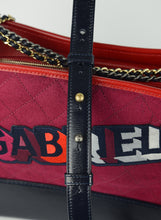 Load image into Gallery viewer, Chanel Borsa rossa e blu con scritta Gabrielle
