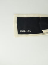 Carica l&#39;immagine nel visualizzatore di Gallery, Chanel Elastico per capelli con ficoco
