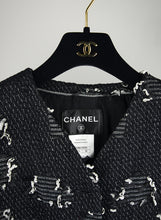 Load image into Gallery viewer, Chanel Giacca crop in bouclé nera - Tg. 40
