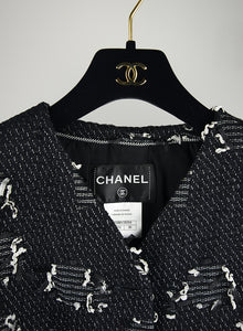 Chanel Black bouclé crop jacket - Size. 40