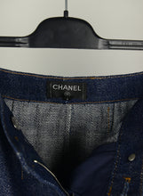 Carica l&#39;immagine nel visualizzatore di Gallery, Chanel Gonna in denim con patchwork

