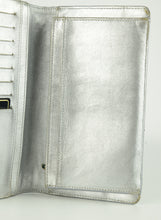 Carica l&#39;immagine nel visualizzatore di Gallery, Chanel Portafogli in pelle argento
